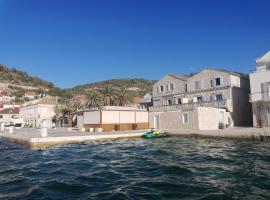 Heritage Rooms Kut, hotel vicino alla spiaggia a Vis