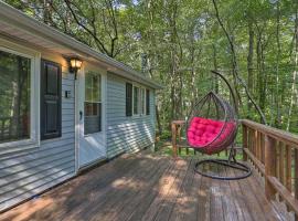 North Arrowhead Lake Cabin with Deck, Pets Welcome!，Pocono Lake的寵物友善飯店