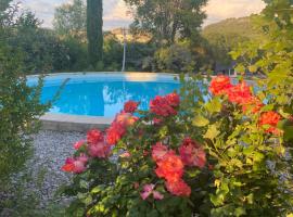 Les Romarins, hotel v destinaci Crestet
