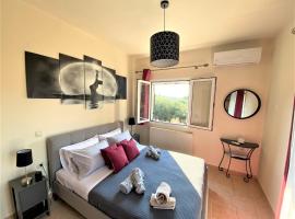 Ivy house modern life near Corfu town, hotel que admite mascotas en Kontokali