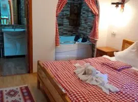 CABANUTE si CAMPING DRACULA