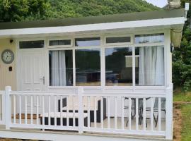 Forget-Me-Not 114 Woodlands Park New Quay, pet-friendly hotel in New Quay