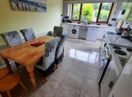 Lovely ballina townhouse, hotel cerca de Humberts Monument, Ballina