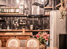 Floral Holiday Guesthouse 古城边的花园民宿, hotel a Dali