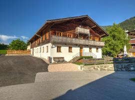 Chalet Rastenhof - Urlaub auf dem Bauernhof in Österreich, hotel v destinaci Gallzein