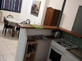 appartement simple entier avec cour pour 2 a 7 personnes, hotel in Château-Gontier