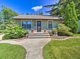 Modern Home with Backyard, 1 Mi to Dtwn Sturgeon Bay, מלון בסטורג'און ביי