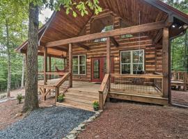 Peaceful Cabin on 3 Private Acres Deck and Fire Pit, casa de temporada em Blairsville