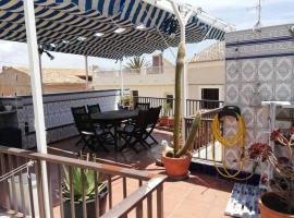 Casa con terraza/Confortable house with terrace, casa de temporada em Aigues