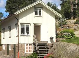 Three-Bedroom Holiday home in Kungshamn 1, hótel í Hovenäset