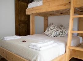 Latas Surf Lodge, bed and breakfast en Loredo