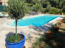 Villa proche de St Tropez avec piscine et grand jardin au calme, hotell i Cavalaire-sur-Mer