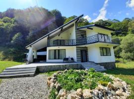 Black&white, hotel sa Satic