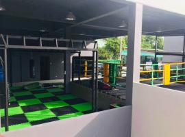 Chanakarn Hotel, hotel ve městě Phuket