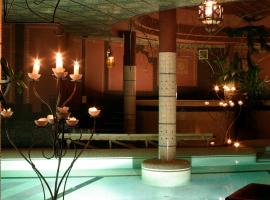 Puchner Kast&eacute;lysz&aacute;ll&oacute;, hotel com piscina em Bikal