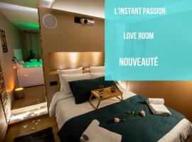 Nouveau - L'instant Passion - Love Room, hotel con estacionamiento en Tourlaville