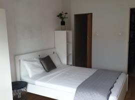 double room with private bathroom, hotelli, jossa on pysäköintimahdollisuus kohteessa Arrentela