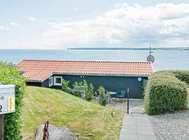 4 person holiday home in Juelsminde, hotel v destinácii Sønderby