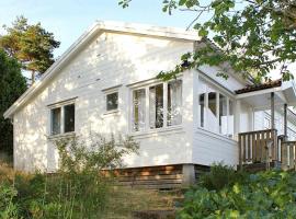4 person holiday home in UDDEVALLA, παραθεριστική κατοικία σε Sundsandvik