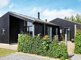 8 person holiday home in Haderslev، فندق مع موقف سيارات في Årøsund