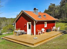 4 person holiday home in HENÅN, hotel v destinaci Nösund