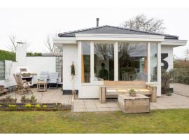 Quiet location yet close to the beach and center large enclosed garden, holiday rental in Renesse