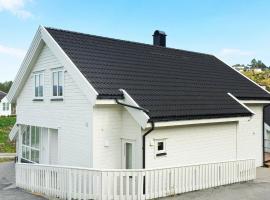 8 person holiday home in Auklandshamn, hotel in Vestvik