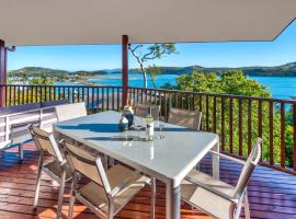 Casuarina 18 Ocean View House Central Location BBQ Golf Buggy, holiday home in Hamilton Island