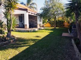Chalet la Huerta 2 amplios jardines y WiFi, cabin in Conil de la Frontera