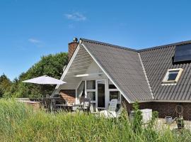 4 person holiday home in Ringk bing, cabaña o casa de campo en Søndervig
