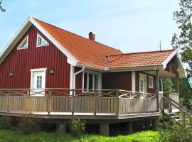 6 person holiday home in LJUNG, villa em Alboga