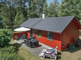 6 person holiday home in Nex, hytte i Snogebæk