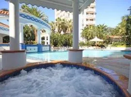 Charming Broadbeach unit - Soothing pool views