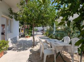 Apartments near beach Babic, hotel u Splitu