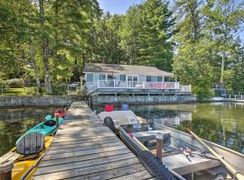 Renovated Lakefront House with Dock Pets Welcome!, hotel en New Marlborough