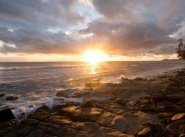 Ocean Courtyard - Beachside Unit, hotel in Alexandra Headland