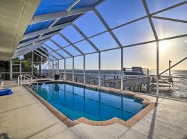 Stunning Bayfront Retreat with Pool, Spa and Dock!, hotel en Palmetto