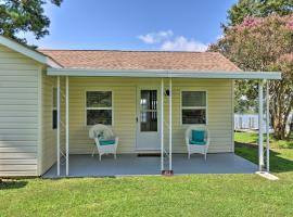 Romantic Waterfront Abode with Patio and Dock!, vacation home in Deltaville