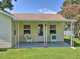 Romantic Waterfront Abode with Patio and Dock!, hotel v destinaci Deltaville