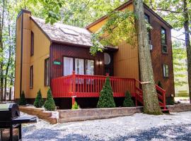 Entire 3 Bedroom Adventure Chalet, Near the best of the Poconos, majake sihtkohas East Stroudsburg