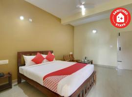 Vaccinated Staff- OYO 26718 The Mayura Residency, hotel v destinaci Madikeri