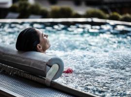 Vier Jahreszeiten Wellnessresort Achensee, hotel with pools in Maurach