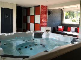 Gîte piscine jacuzzi privatisés Clos Valentin, hotel in Freulleville