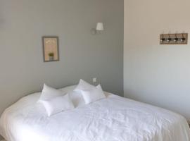 Nice double room with pool and private terrace, hotel in Parentis-en-Born
