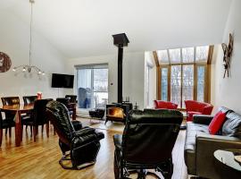 Stoneham में, होटल Condo 517 Chemin du Hibou by Les Chalets Alpins