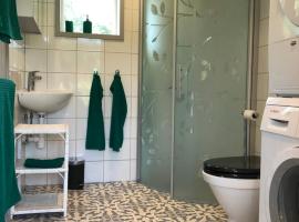 Mysig nybyggd stuga n&auml;ra hav och natur, hotel com estacionamento em Kl&ouml;vedal