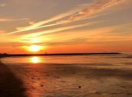 Lüttje Huus Frieda mit Strandkorb am Strand von Mai bis September