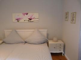 Gästezimmer Am Hüstert, hotel v destinaci Adenau