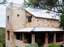 LA TOMA Complejo de Montaña - Cabañas y Habitaciones en Hosteria, cabin in Mina Clavero