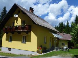 Gemütliches Ferienhaus am Waldrand, hôtel à Tröpolach